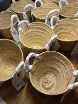 Korbtasche aus geflochtenem Stroh mit Bandeau aus Leinen