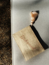 Bridesmaid bestickte Tasche aus geflochtenem Stroh - weddorable